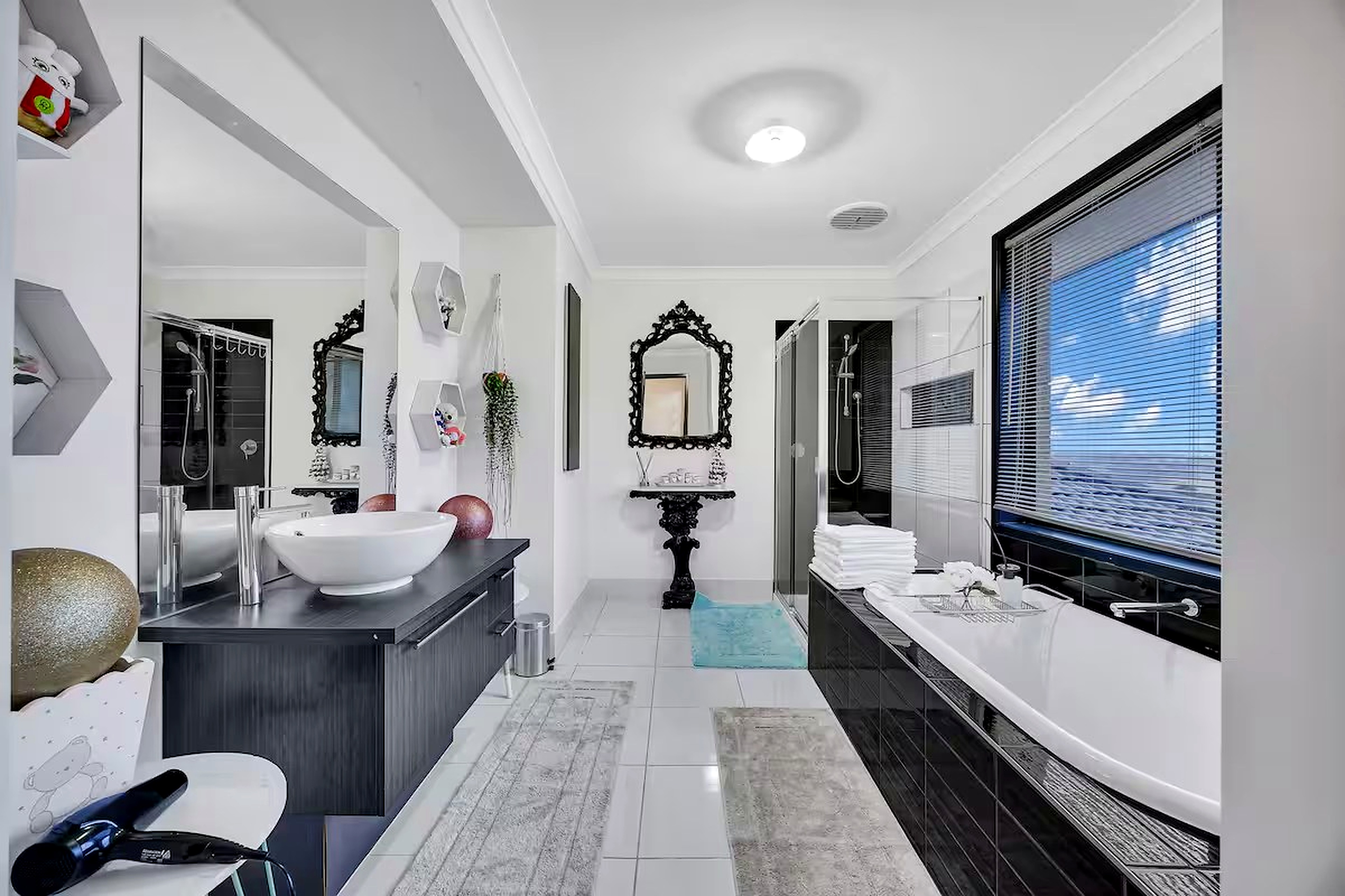 Belleview main house luxury bathroom