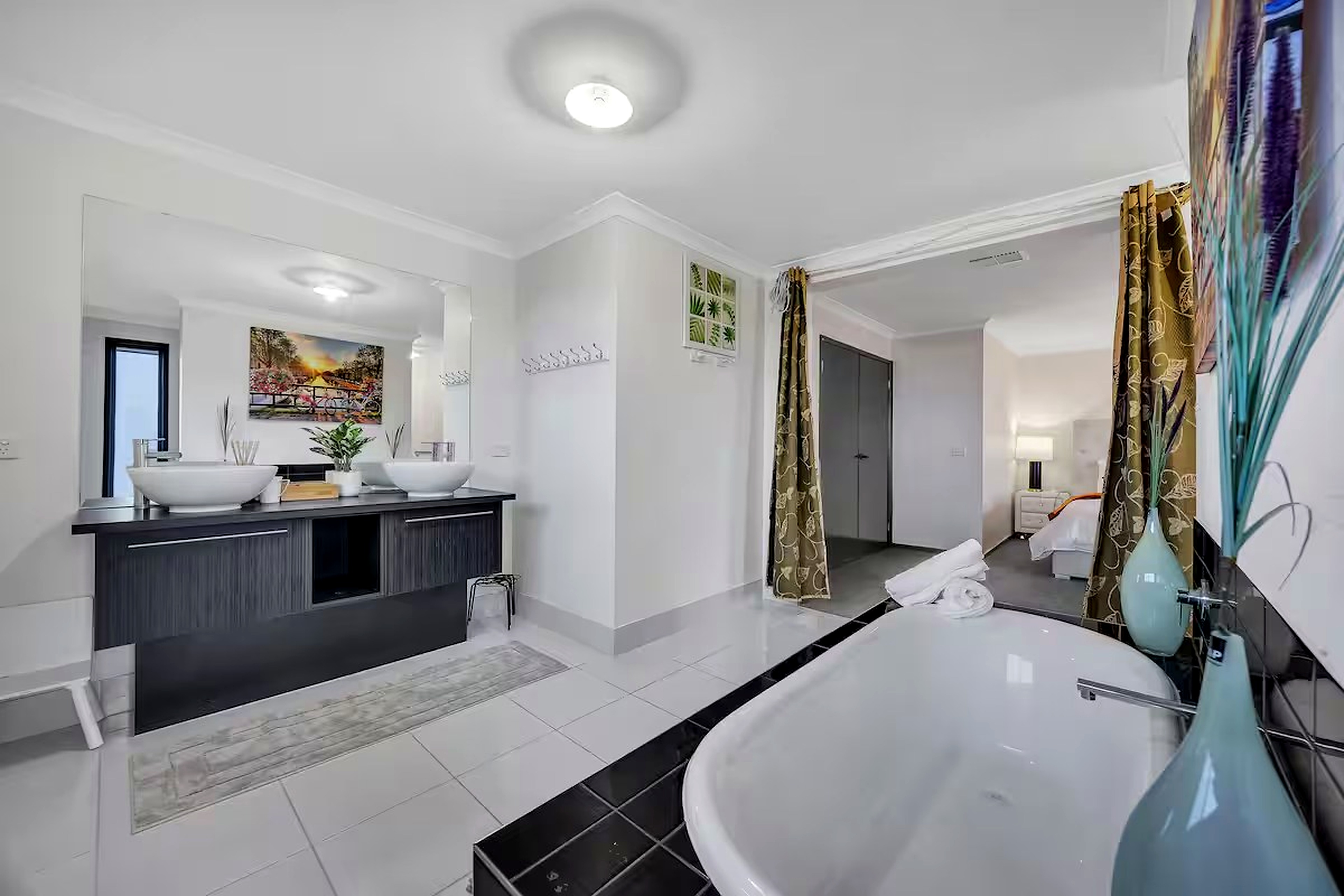 Belleview main house ensuite bathroom