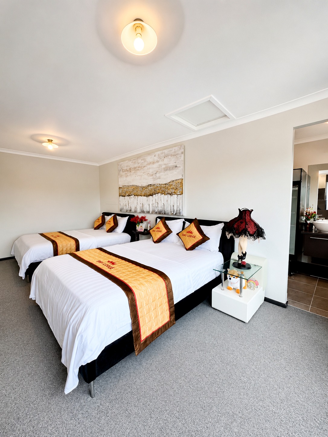 Belleview Studio two queen beds with ensuite entry